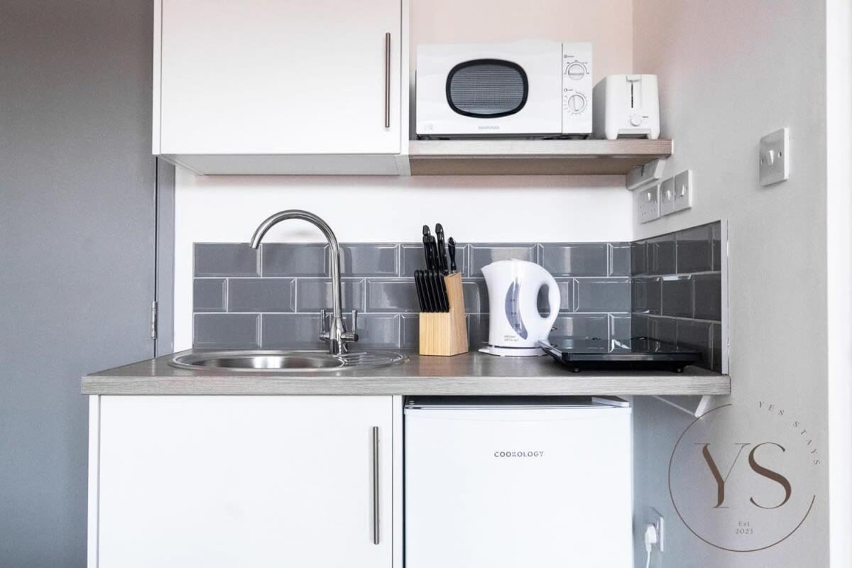 Sienna Longton Studio 2C - Wi-Fi, Alton Towers, Netflix Stoke-on-Trent Exterior photo